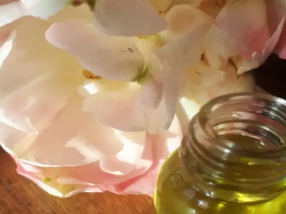 Flacon huile essentielle, aromatherapie symbole rose