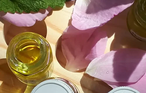 huile essentielle, aromatherapie, aroma, toulouse, developpement personnel, aromallorie aromatherapie solaire magnifique flacon d'huile vegetale et petales de rose